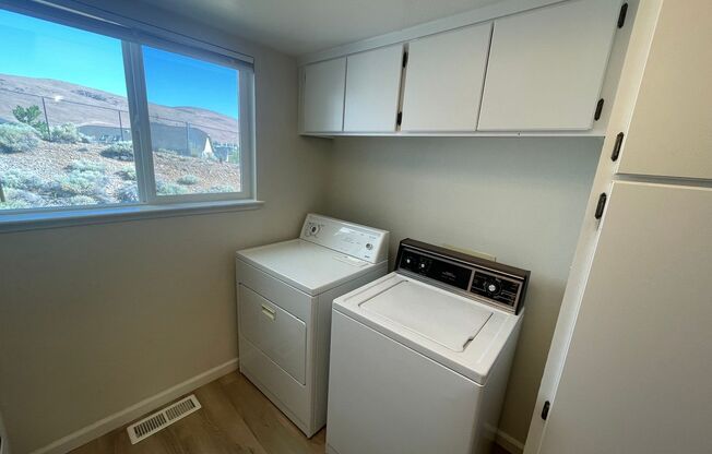 VIEWS! 3BD Townhome Close to UNR