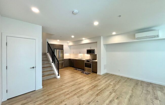 Great townhouse- move in before 05/15 & Enjoy 2 Weeks free Promotions!