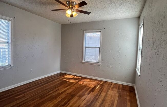 3 beds, 1 bath, 987 sqft, $995