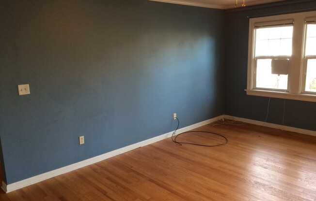 Upper Level Chasselton 1 Bedroom Condo in Vibrant Kerns Neighborhood