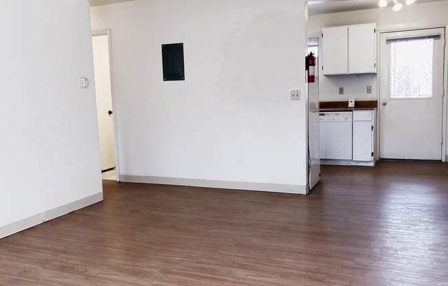 2 beds, 1 bath, $1,300, Unit 04