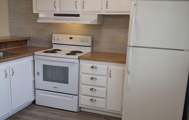 2 beds, 1 bath, 784 sqft, $1,950, Unit 14