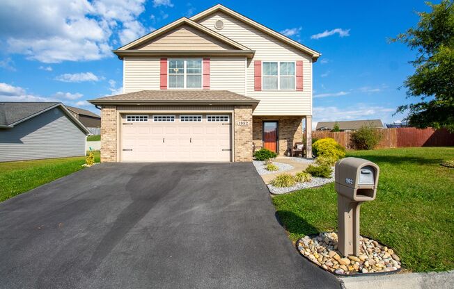 Beautiful 3 Bed/2.5 Bath Home with garage in Jonesborough