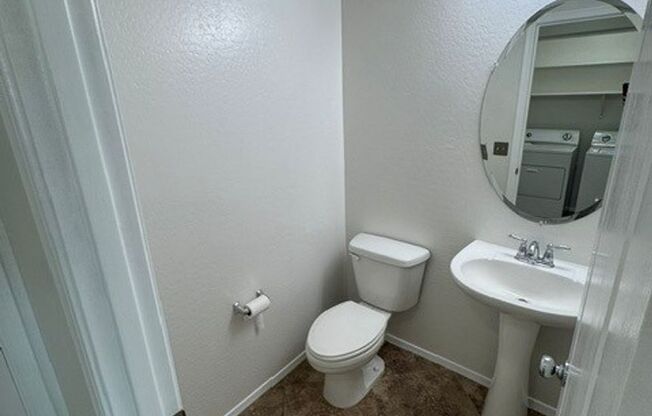 **STUNNING 3 BEDROOM/2.5 BATHROOM HOUSE IN LOCATED IN LYONS GATE (RAY & HIGLEY)**