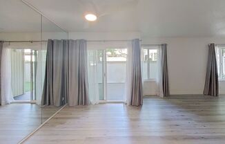 3/Bedroom Townhouse In Woodland Hills!