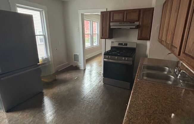 3 beds, 1 bath, $1,700, Unit 316 Tennyson Ave.