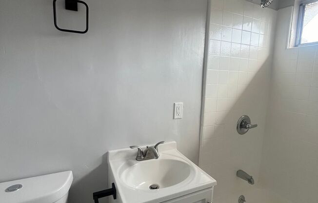 1 bed, 1 bath, $2,000, Unit 09