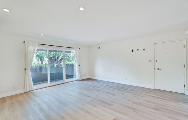 Top floor 2 Bed 2 Bath Condo in Los Altos!