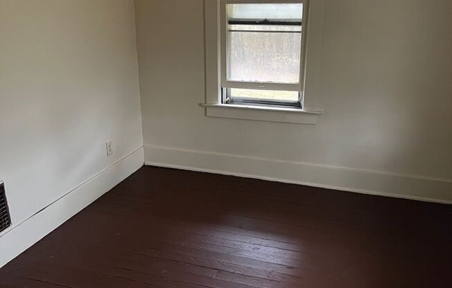 3 beds, 1 bath, $900