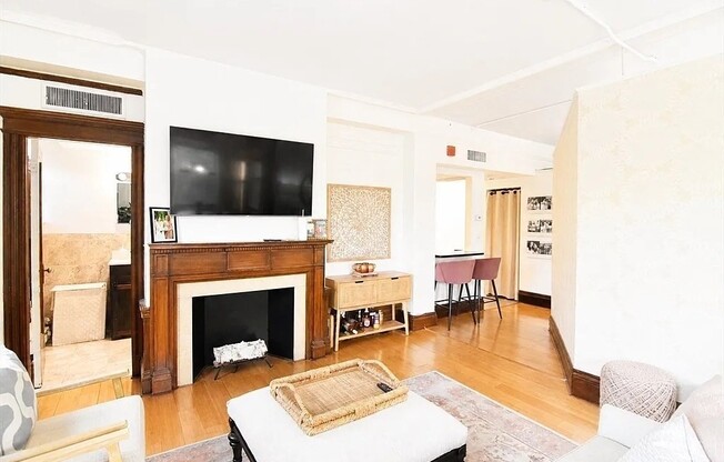1 bed, 1 bath, 568 sqft, $2,950, Unit 33