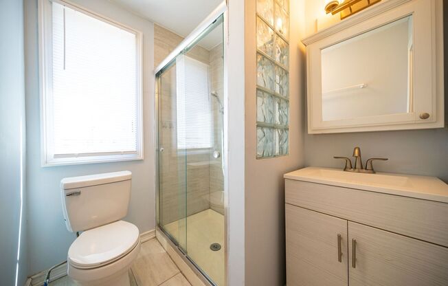 3 beds, 1 bath, $1,495, Unit 701