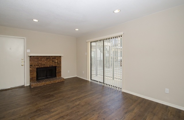 2 beds, 2 baths, 825 sqft, $1,500, Unit 211 B2 Poolside Patio
