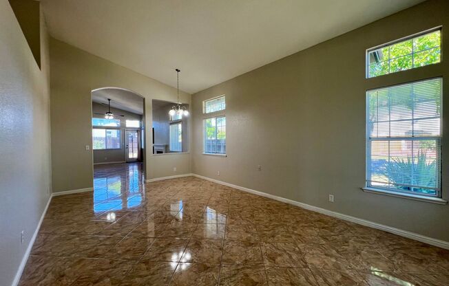 Beautiful and Spacious Single Story 4 bed/2 bath with 3 car garage in Elk Grove!