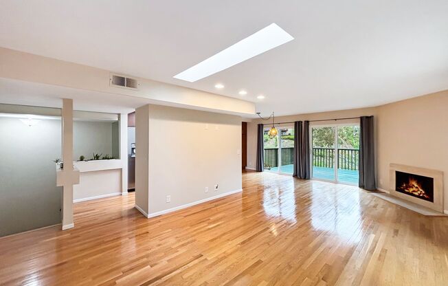 Beautiful 3BD/3BA Townhouse in Fashion Valley W/ A/C, W/D, & Community Pool!