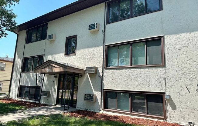 2 beds, 1 bath, $810, Unit 6