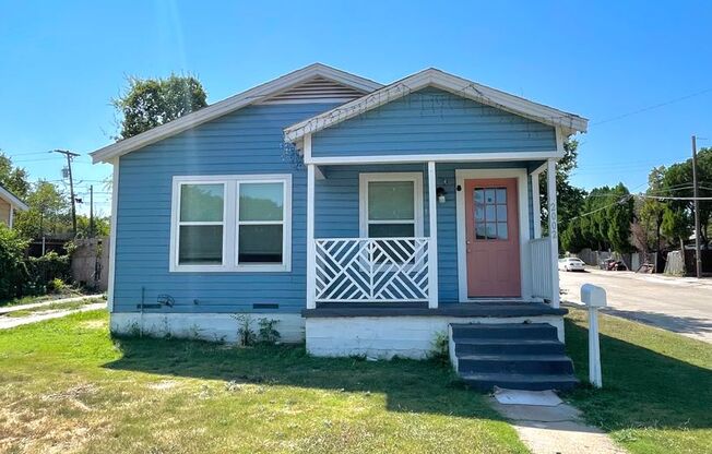Cute 2 bed/1 bath House Steps Away from Park