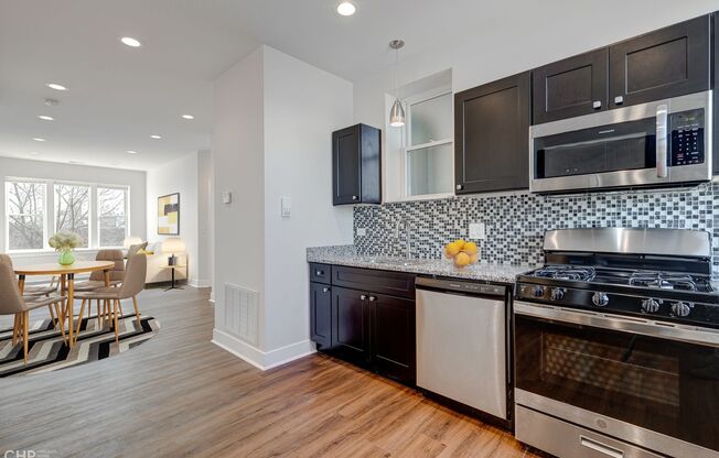 3135 W Montrose Ave