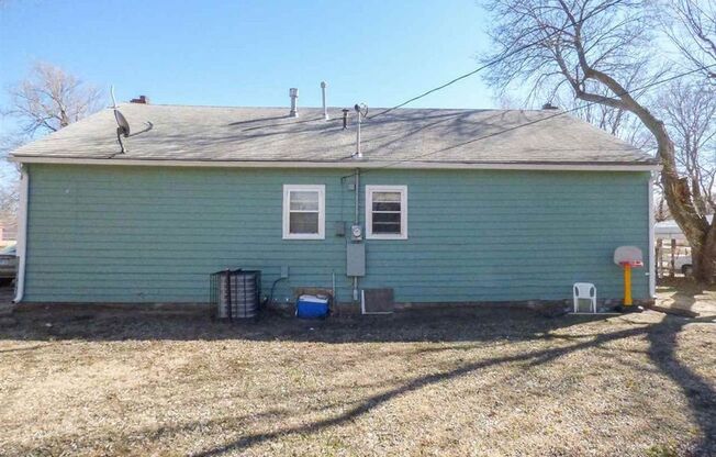 3 bed 2 Bath Home Super Large Back Yard