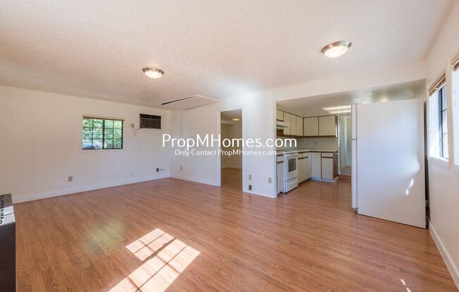 Cozy One Bedroom Cottage in Oak Grove!