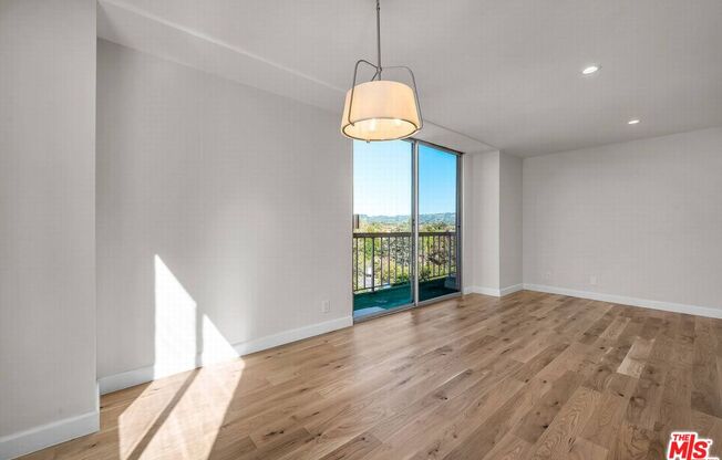 1 bed, 1.5 baths, 929 sqft, $4,100, Unit 909