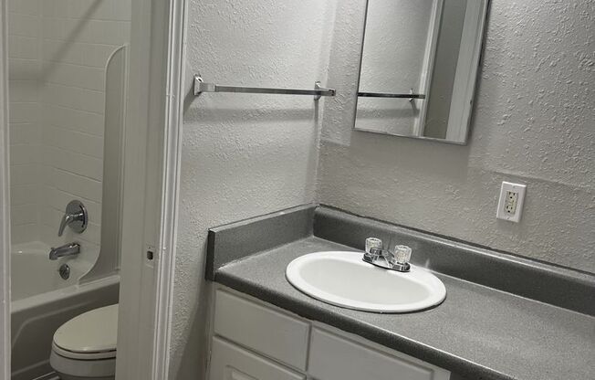 2 beds, 1 bath, 805 sqft, $899, Unit I113