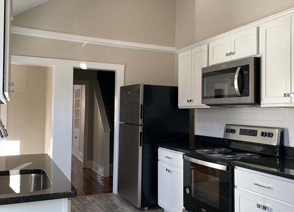 2 beds, 1 bath, $1,975, Unit 0