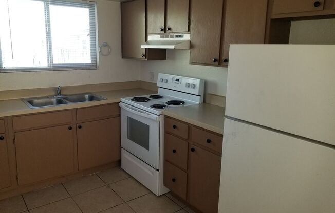 2 beds, 1 bath, $995, Unit 330-1101