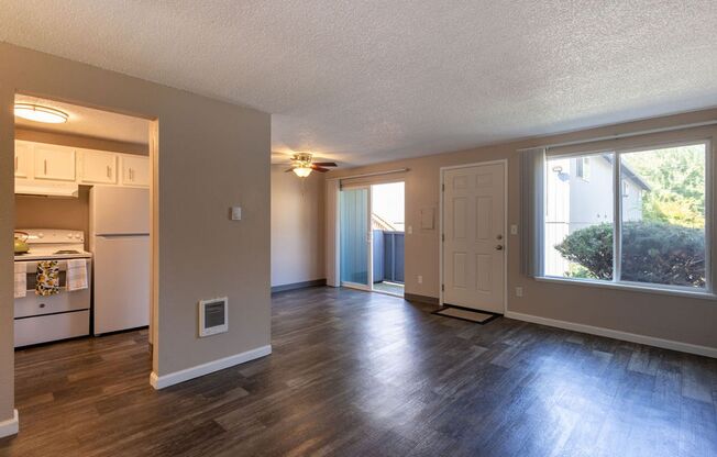 2 beds, 1 bath, 735 sqft, $1,695, Unit 07