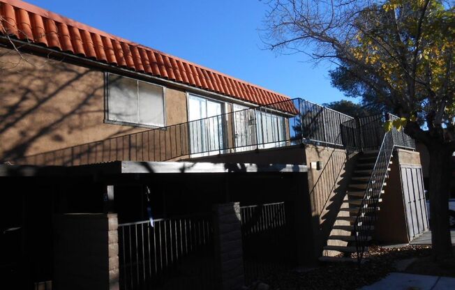 2nd Floor 2 bedroom Condo Near 95/Torrey Pines