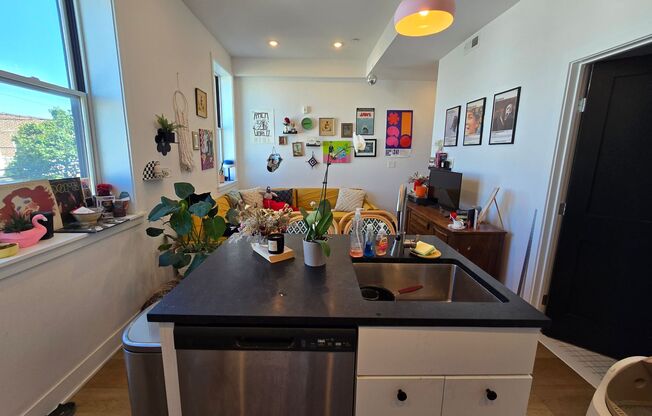 Bright 1 bedroom available December 10