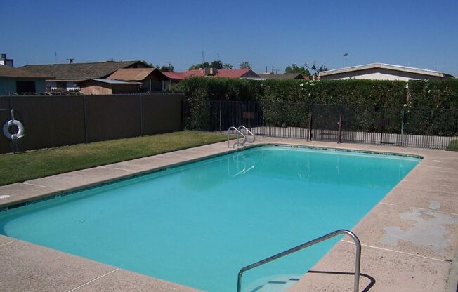 900 Susan Dr. (Pepper Tree Apartments)