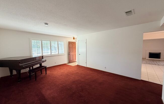 4bd/2ba - Bedroom Home with a Lap Pool! Excellent Location!!