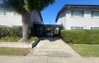 Beautiful 2 Bedroom, 1 Bathroom, Upper Unit, Valley Glen Condominium for Lease!