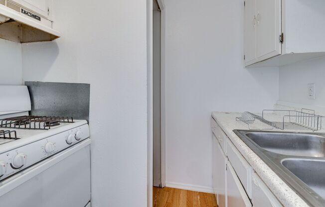 2 beds, 1 bath, 750 sqft, $875, Unit K713 - 307 - 205