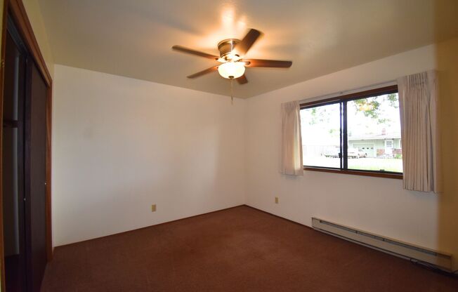 2 beds, 1 bath, $1,150, Unit 948 Vine St. #2