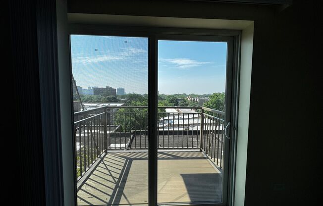 2 beds, 1 bath, 978 sqft, $2,250, Unit 609