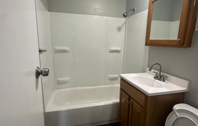 2 beds, 1 bath, $1,150, Unit 109