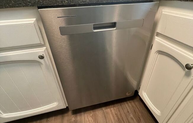 2 beds, 1 bath, 870 sqft, $1,500, Unit 53-01
