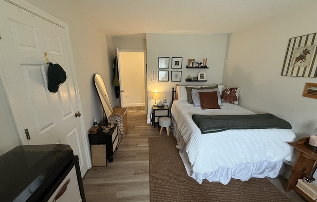 2 beds, 2 baths, 996 sqft, $2,800, Unit 33C