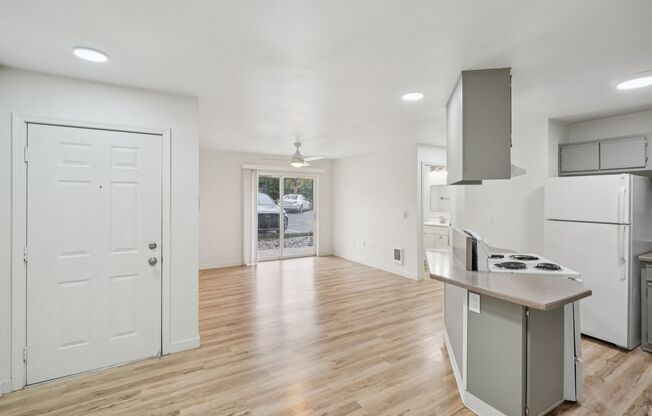 2 beds, 2 baths, 839 sqft, $1,745, Unit 25