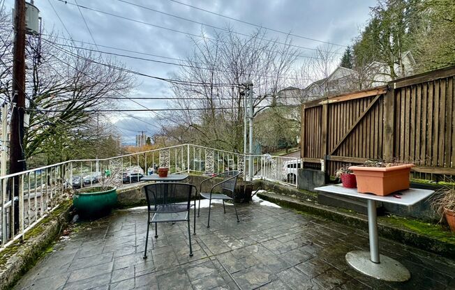 MUST SEE SW Portland Hideaway~ Tucked Away with City Feel~ W/D In Unit