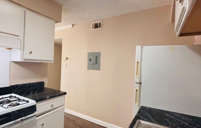 1 bed, 1 bath, 700 sqft, $1,250, Unit 2100
