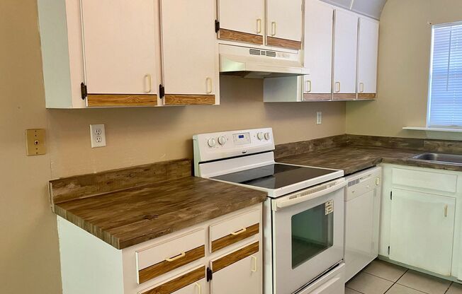 RENT NOW and receive the rest of NOVEMBER FREE! Reduced Security Deposit available for qualified applicants! For Rent: 1 Bed/ 1 Bath Condo at Riverside Condominiums in Debary