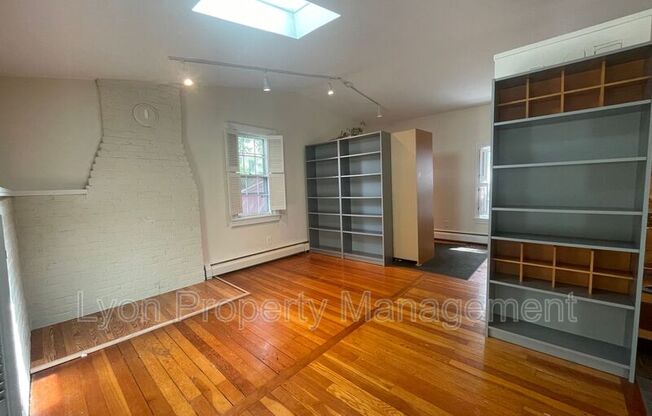 2 BURRS LN