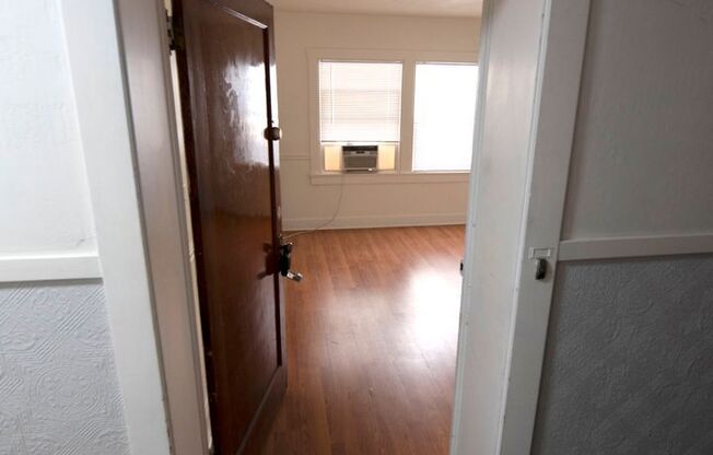 1 bed, 1 bath, 500 sqft, $999, Unit 14 - R