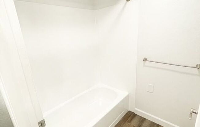 2 beds, 1 bath, 900 sqft, $1,570, Unit 1804-201