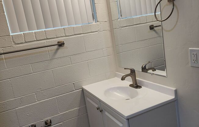 3 beds, 1 bath, 1,040 sqft, $1,739, Unit B01