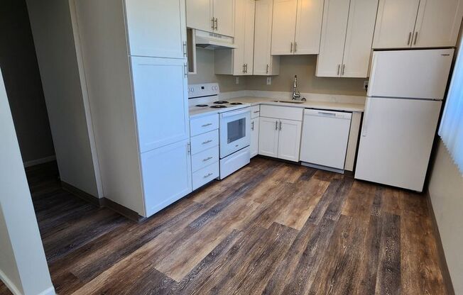 Refurbished 2 Bed 1 Bath with W/D in unit - close to Elk Rock, Max, on bus line