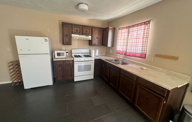 2 beds, 1 bath, 1,000 sqft, $1,100, Unit 61776 Desert Air Rd.