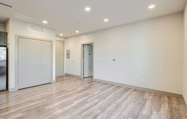 3 beds, 3 baths, 900 sqft, $2,400, Unit 304